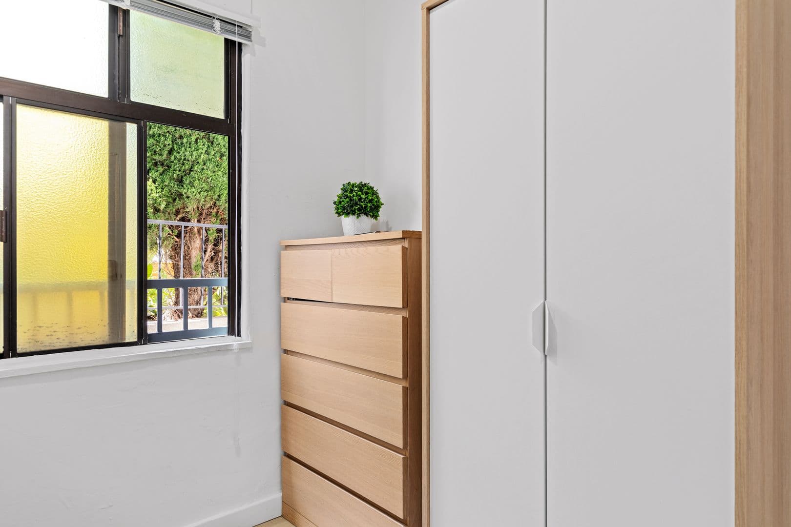 Los Angeles Apartment: 832 Hilgard Ave