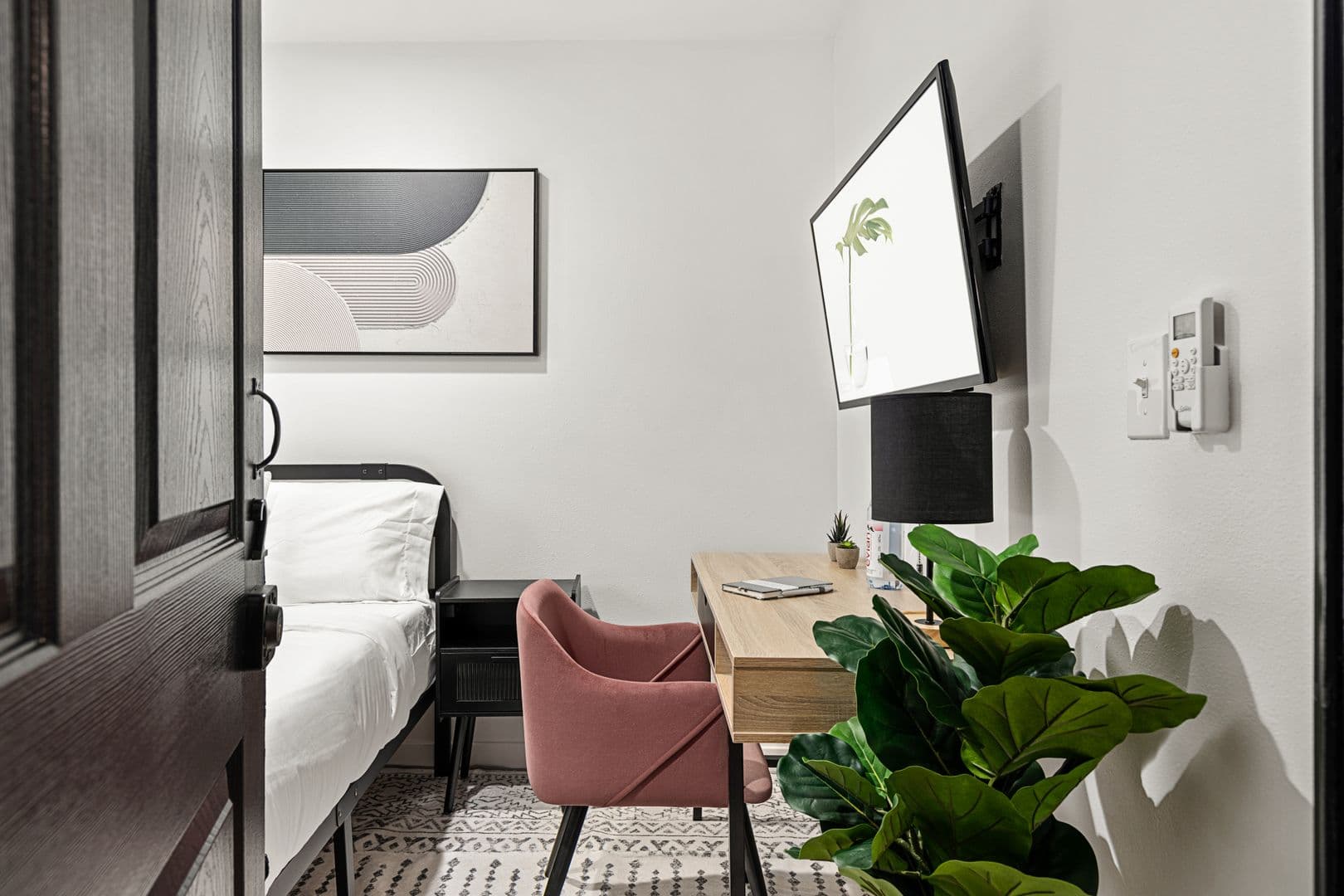 Los Angeles Apartment: 10777 Ashton