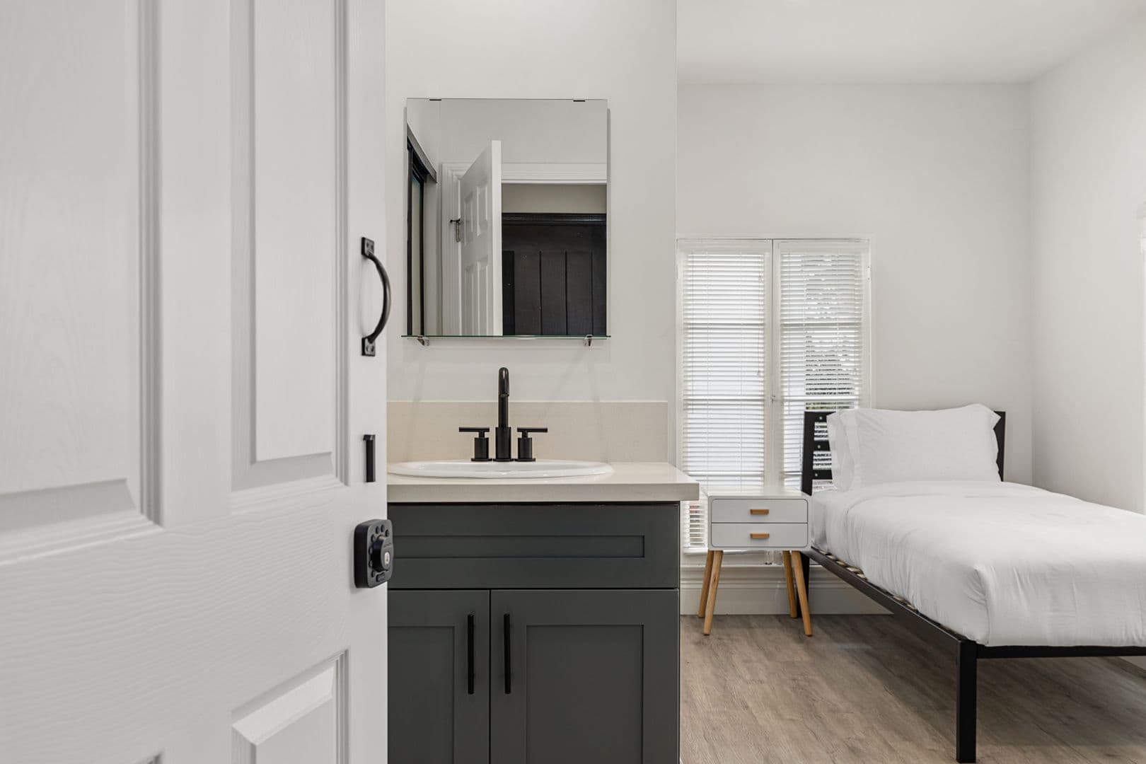 Los Angeles Apartment: 1738 S Kelton Ave.