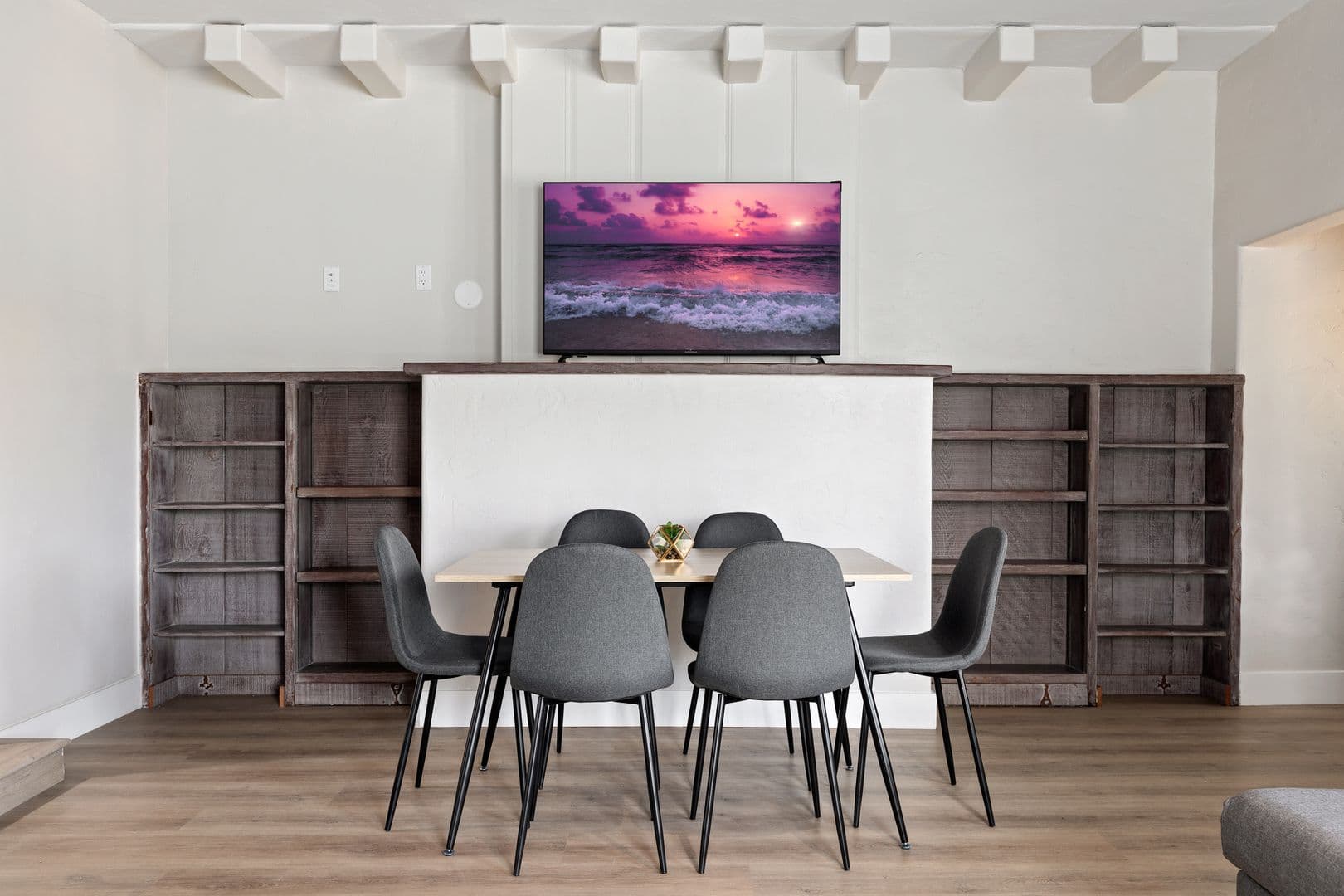 Los Angeles Apartment: 1709 Kelton Ave