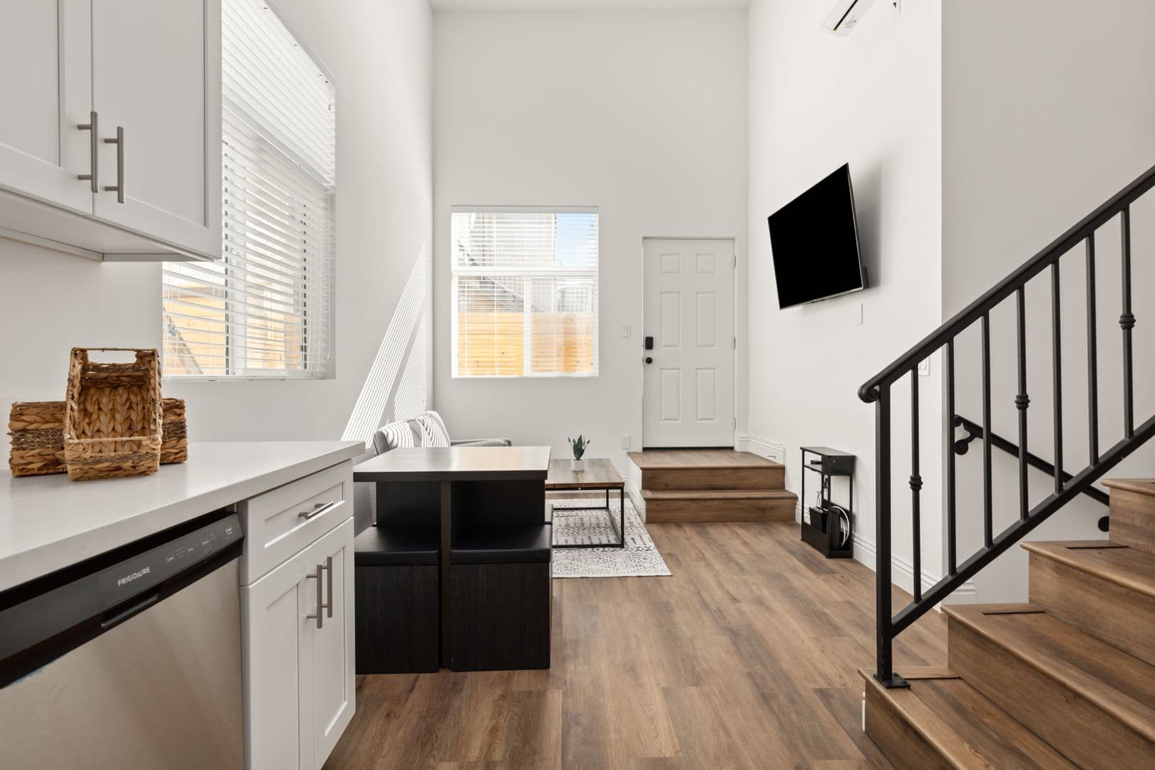 Los Angeles Apartment: 1711 Kelton Ave