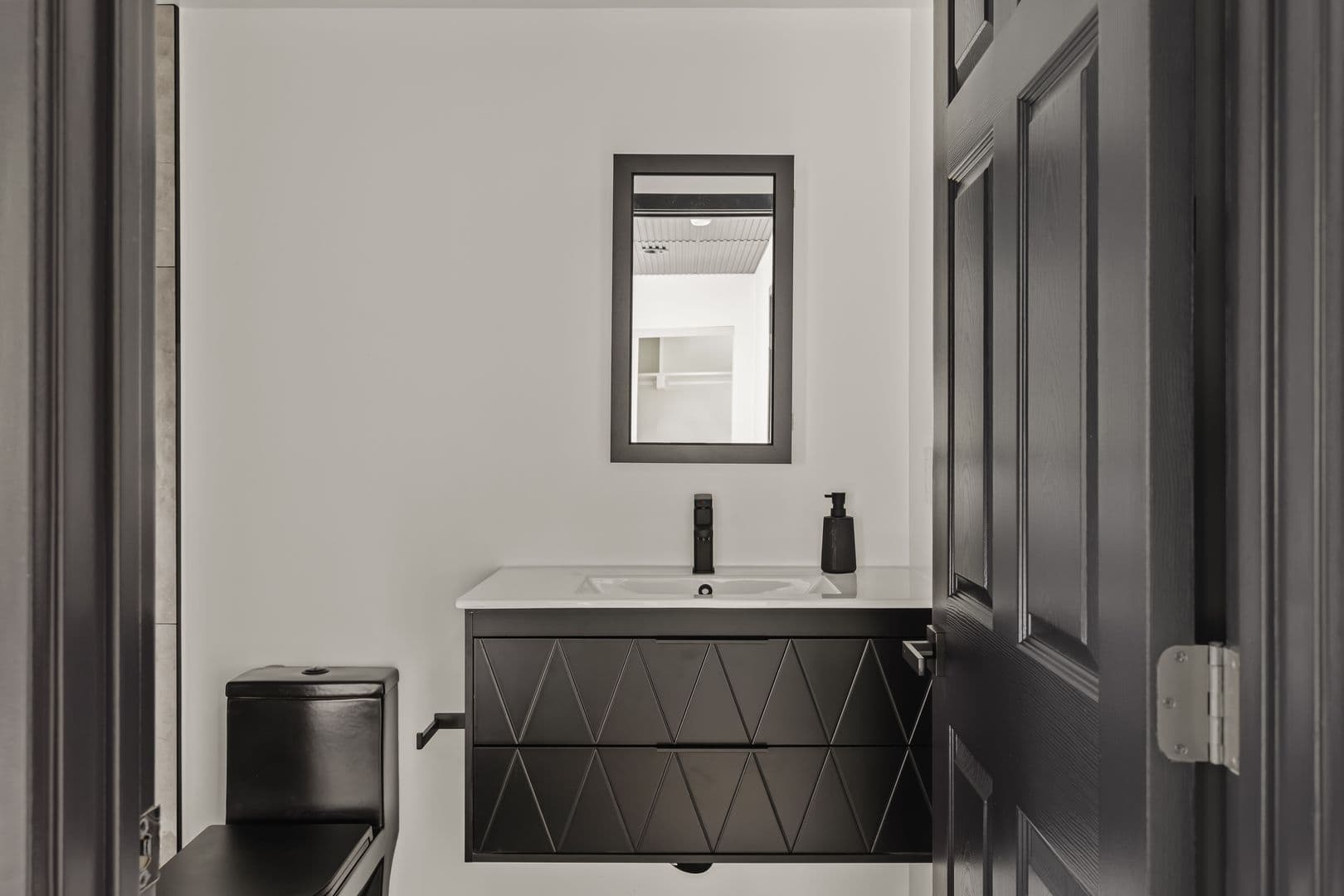 Los Angeles Apartment: 842 Hilgard Ave