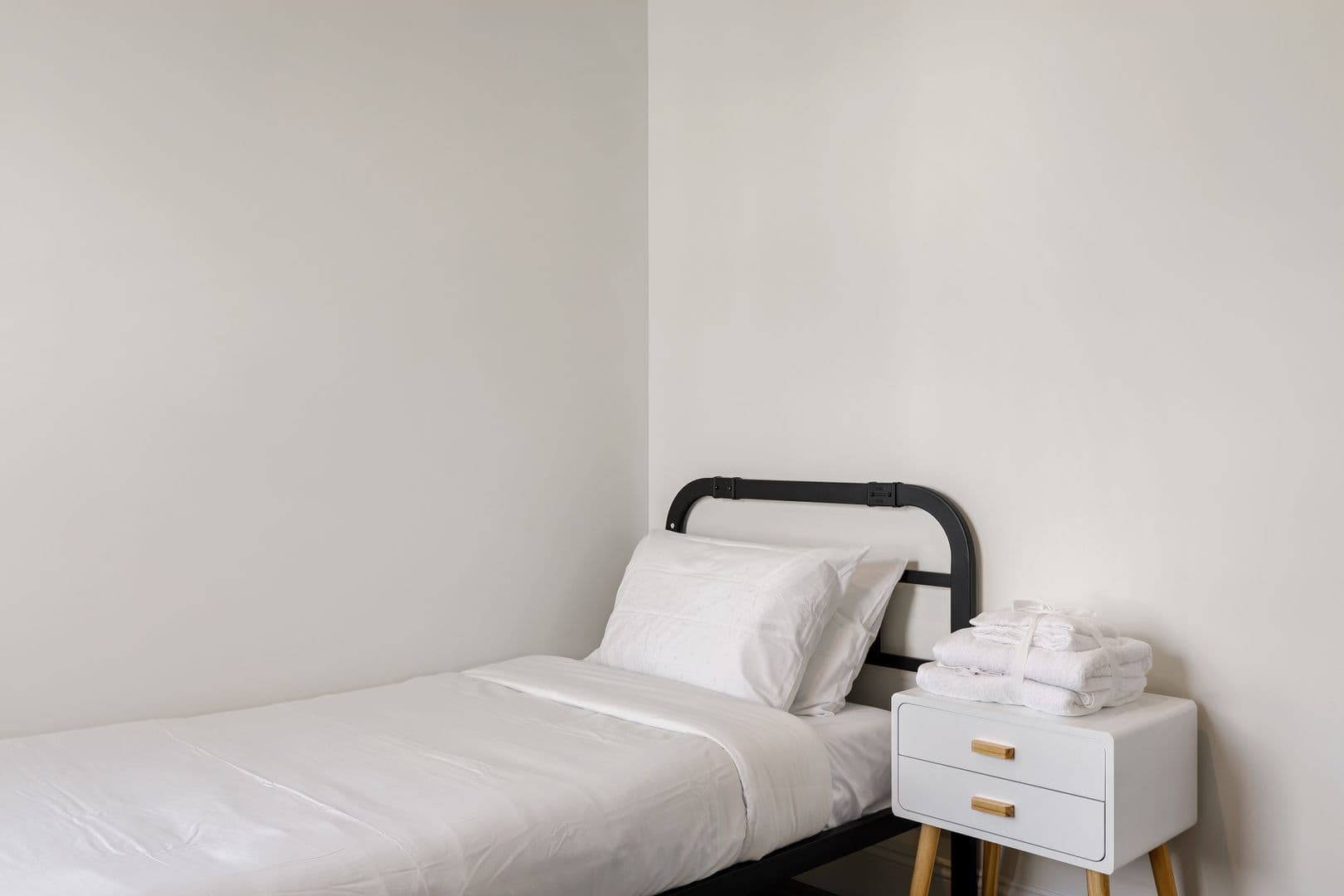 Los Angeles Apartment: 1740 Kelton Ave, Los Angeles, CA 90024