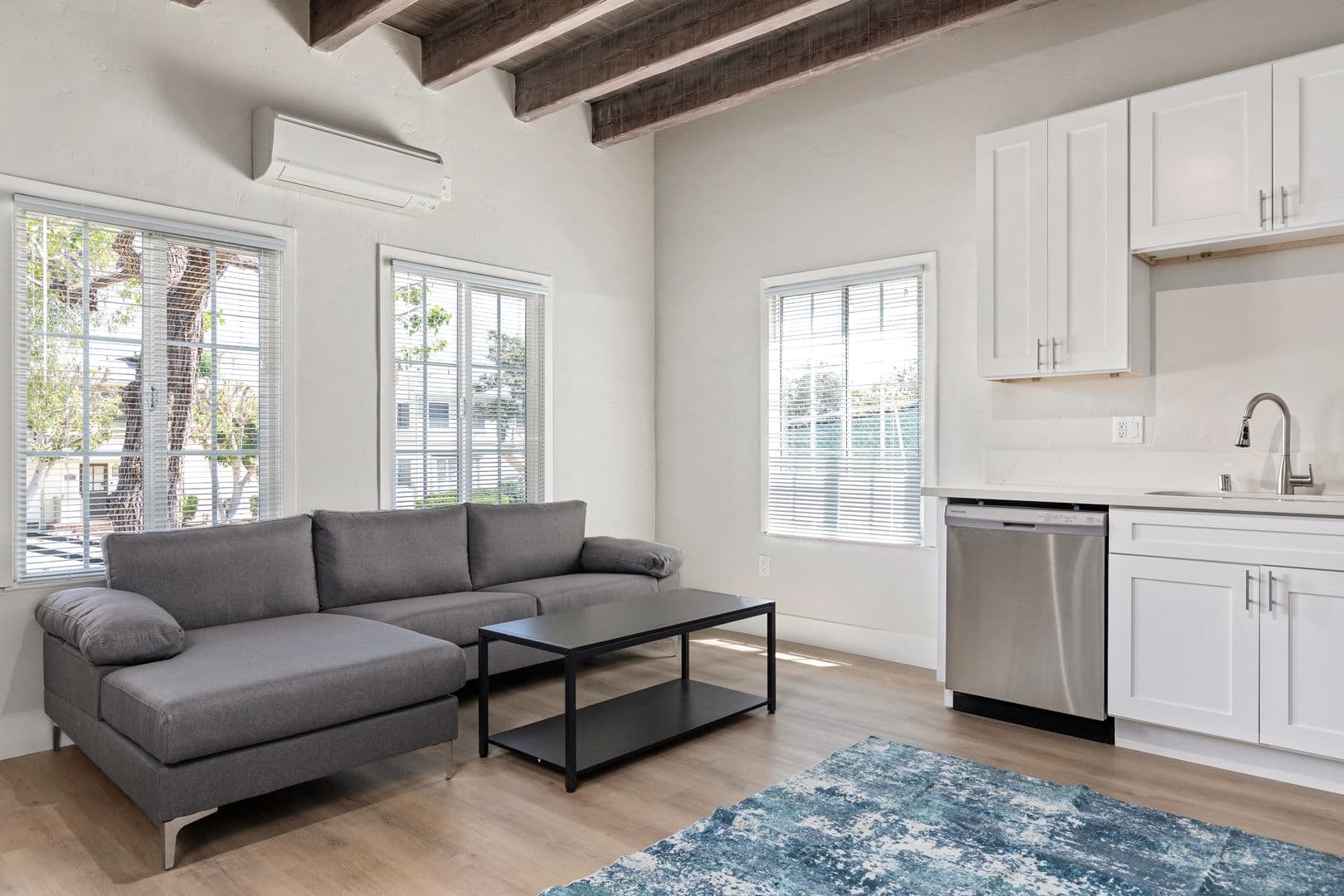 Los Angeles Apartment: 1709 Kelton Ave