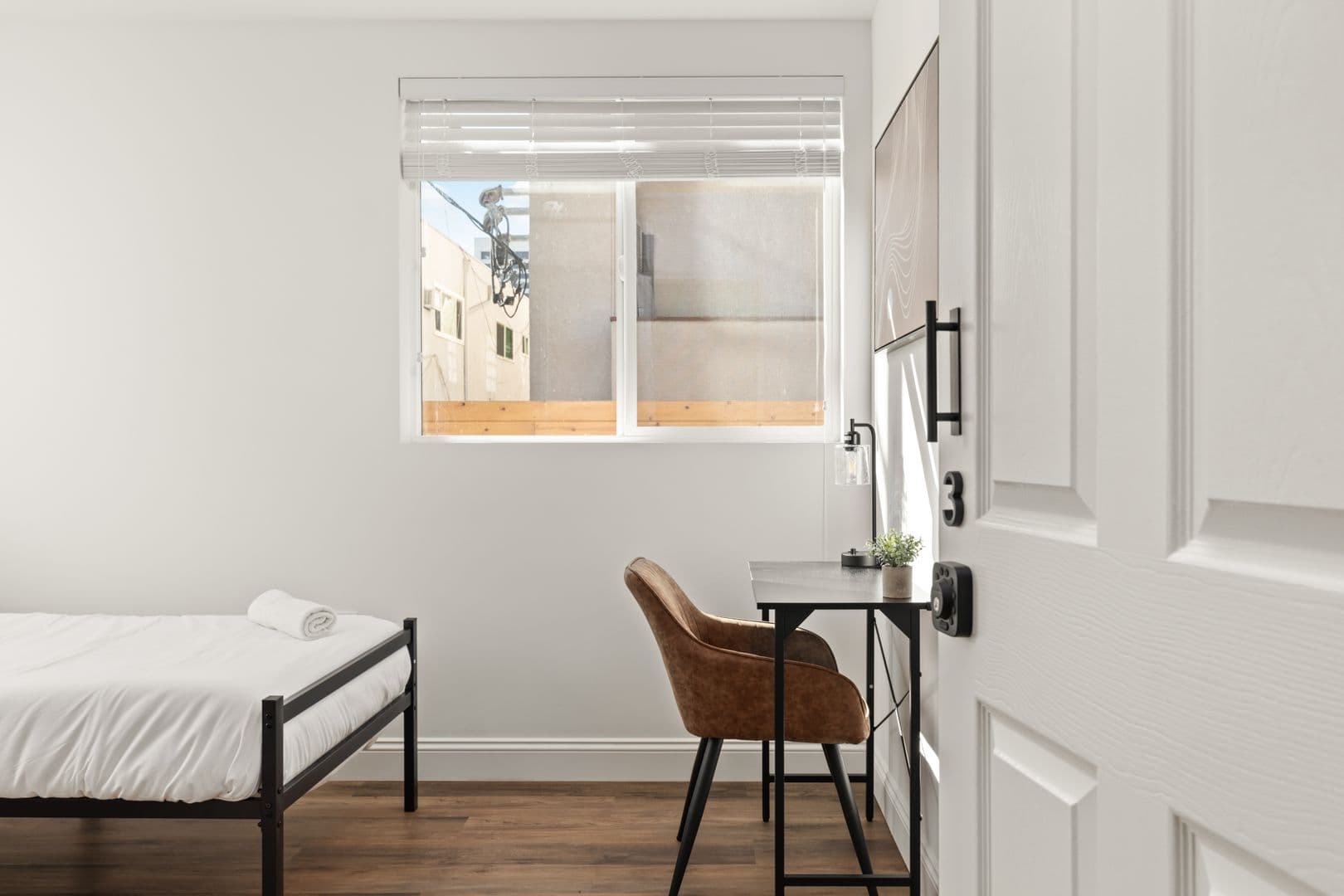 Los Angeles Apartment: 1713 Kelton Ave