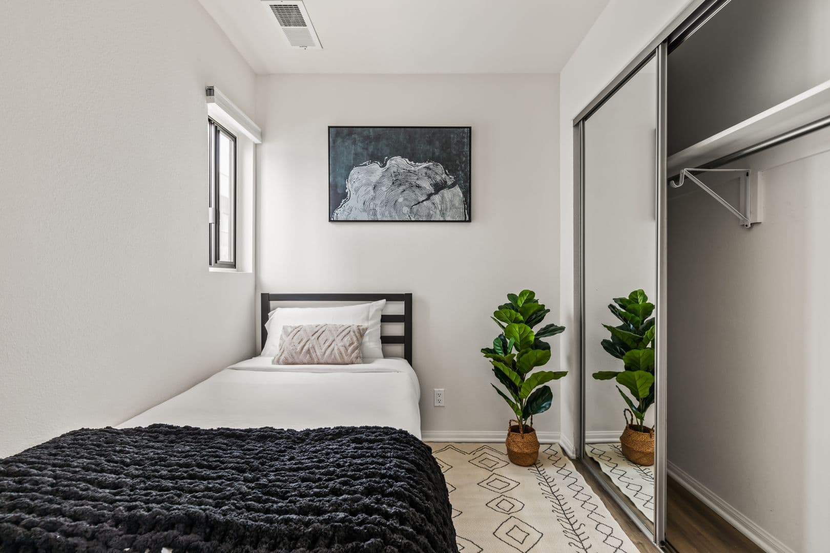 Los Angeles Apartment: 1823 Pelham 8