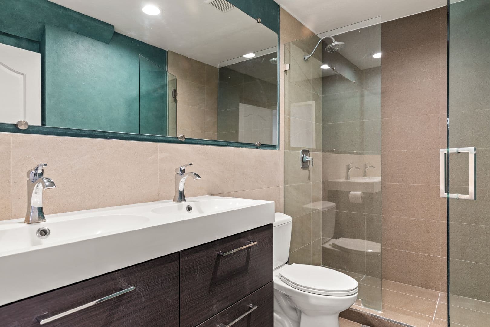 Los Angeles Apartment: 10777 Ashton