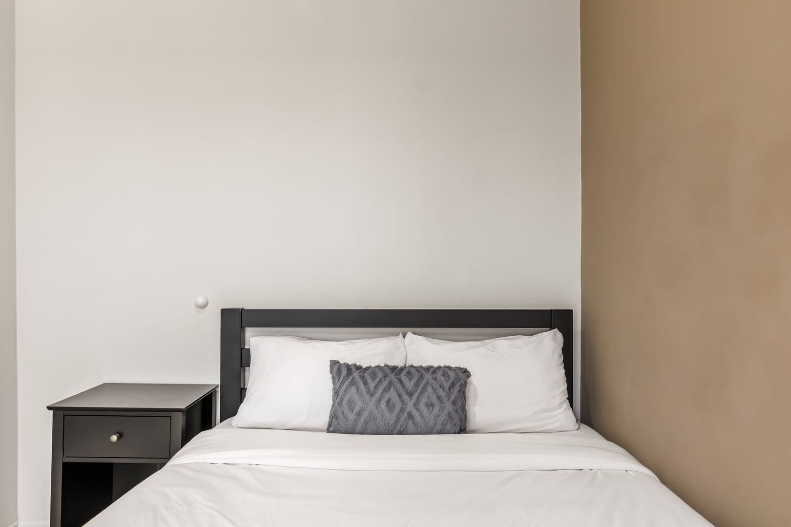 Los Angeles Apartment: 10777 Ashton