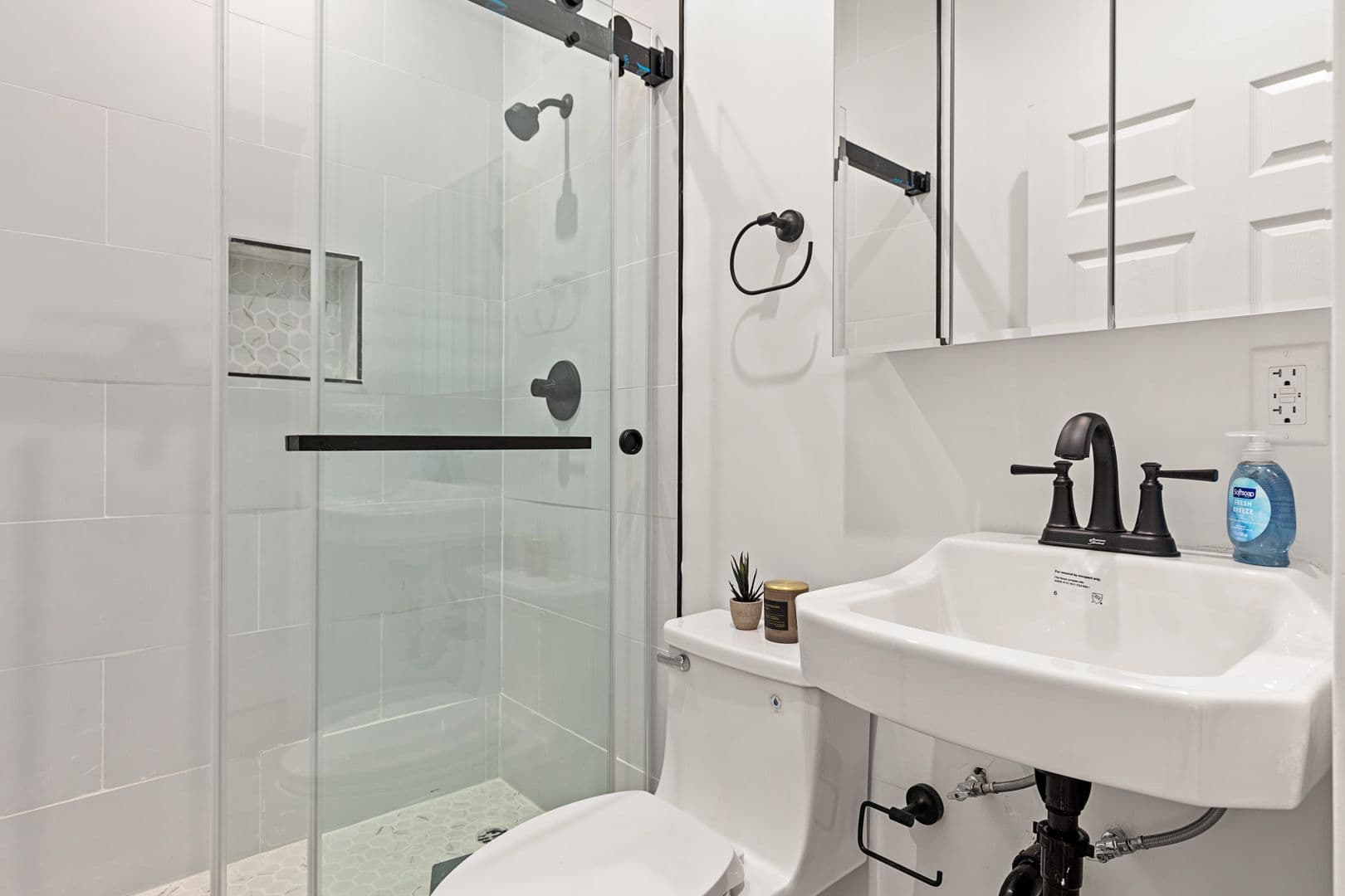 Los Angeles Apartment: 1736 1/2 Kelton Ave.