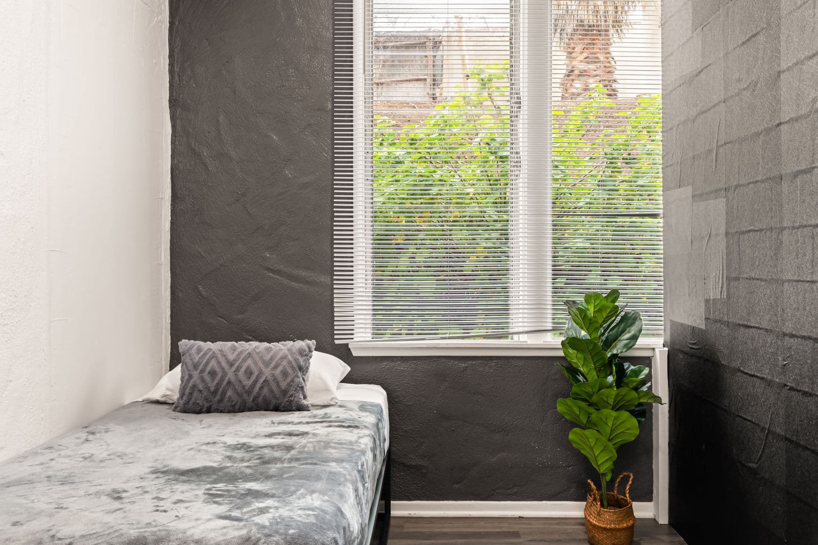 Los Angeles Apartment: 832 Hilgard Ave
