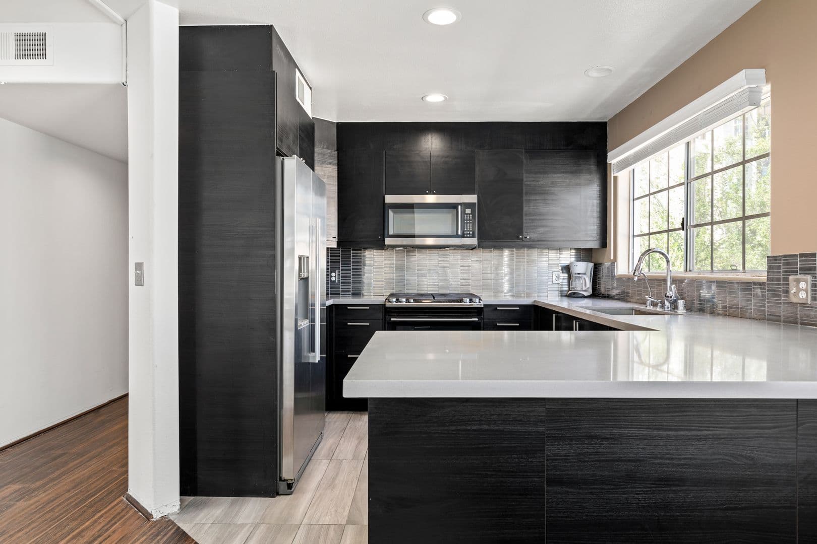 Los Angeles Apartment: 10777 Ashton