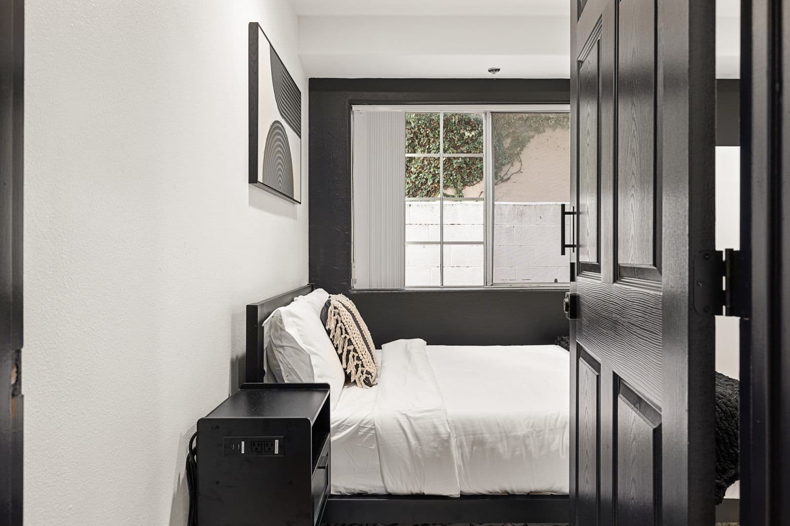 Los Angeles Apartment: 10777 Ashton