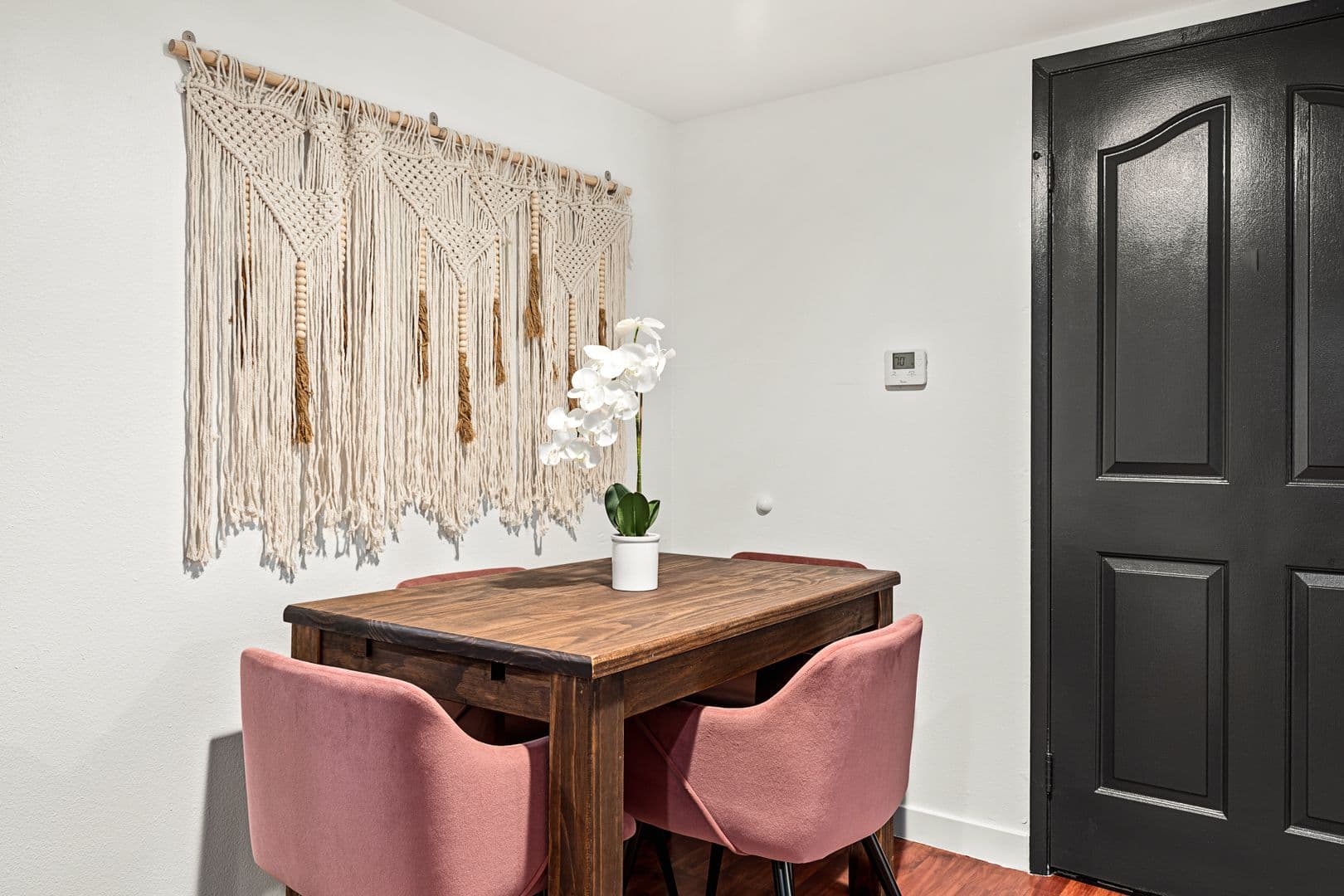 Los Angeles Apartment: 10777 Ashton