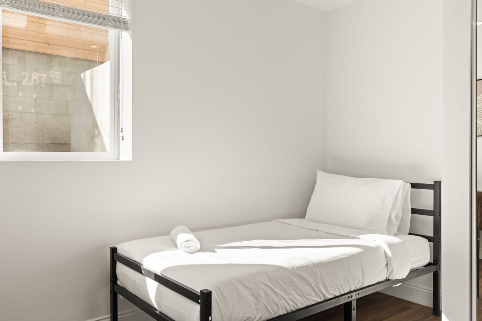 Los Angeles Apartment: 1713 Kelton Ave