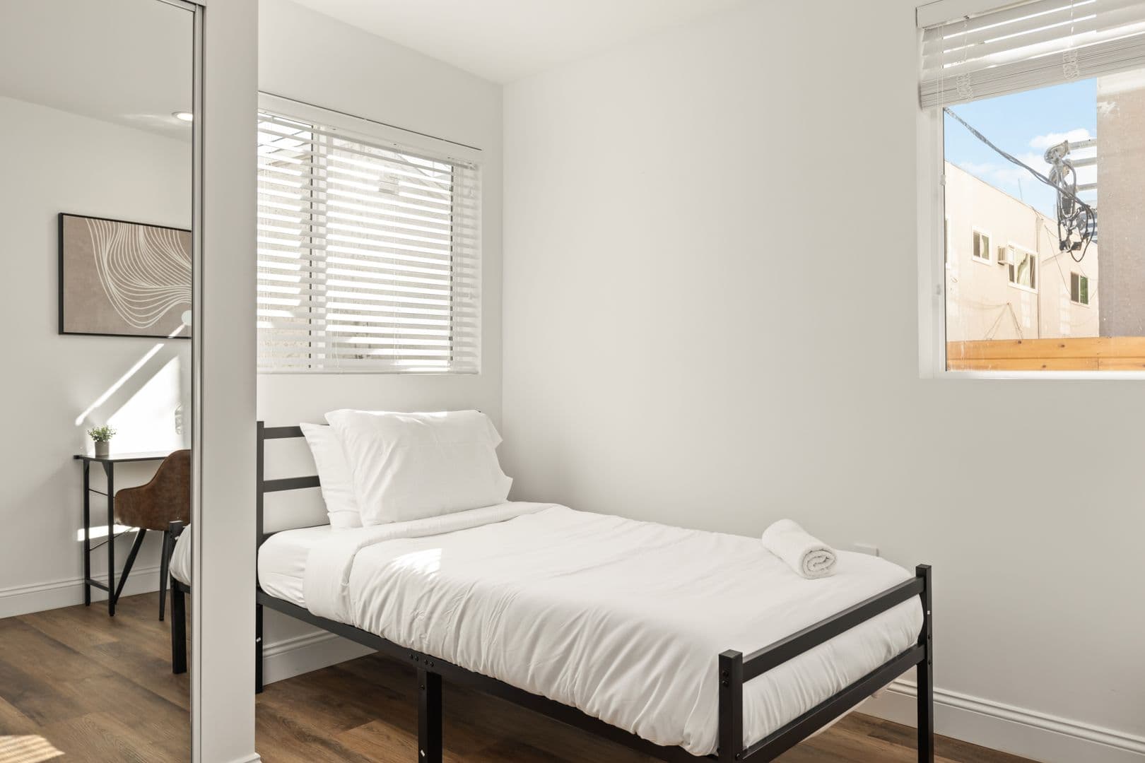 Los Angeles Apartment: 1713 Kelton Ave
