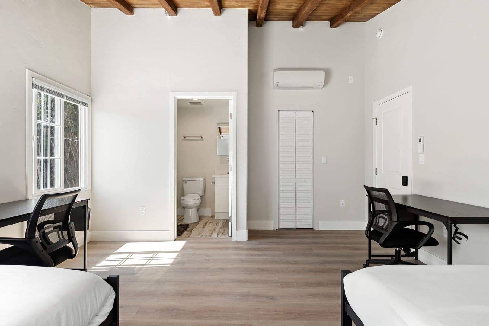 Los Angeles Apartment: 1709 Kelton Ave
