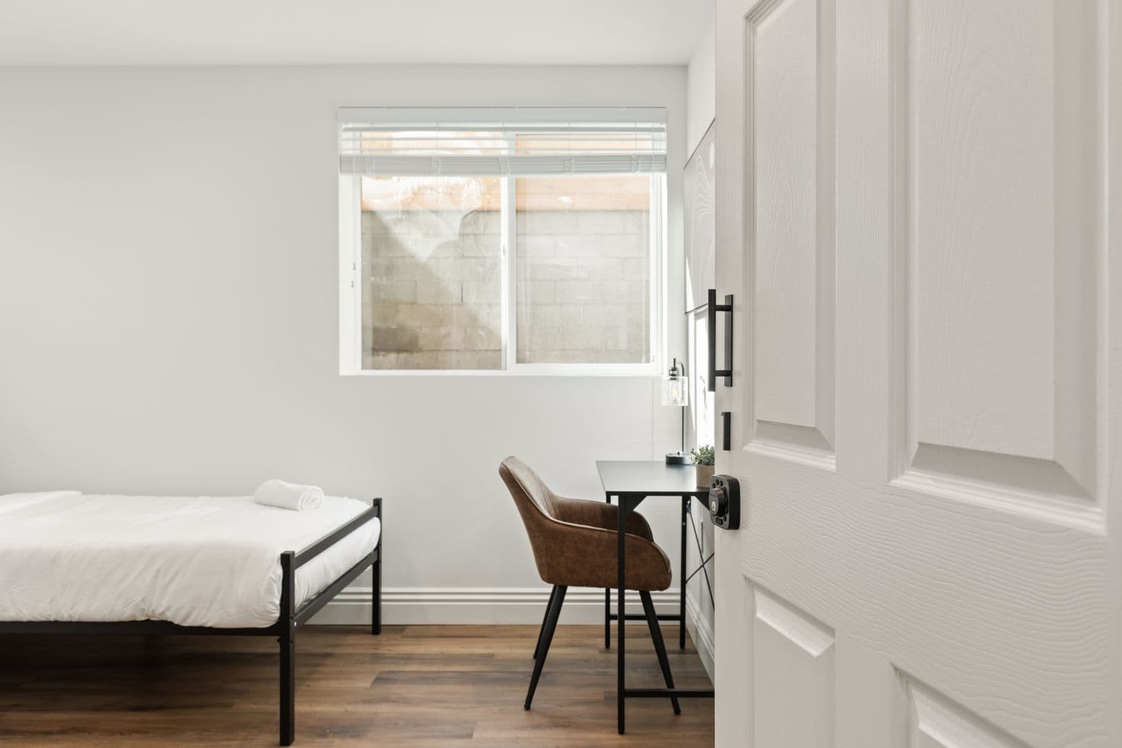 Los Angeles Apartment: 1713 Kelton Ave