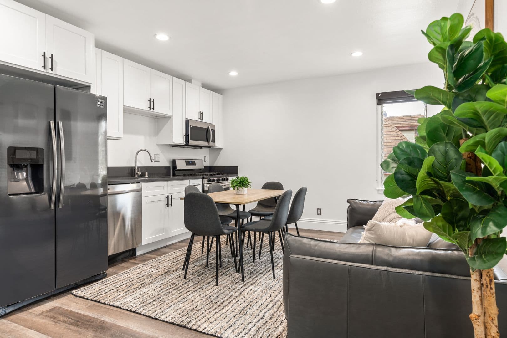 Los Angeles Apartment: 1515 Selby Ave