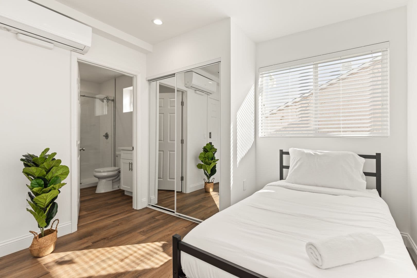 Los Angeles Apartment: 1711 Kelton Ave