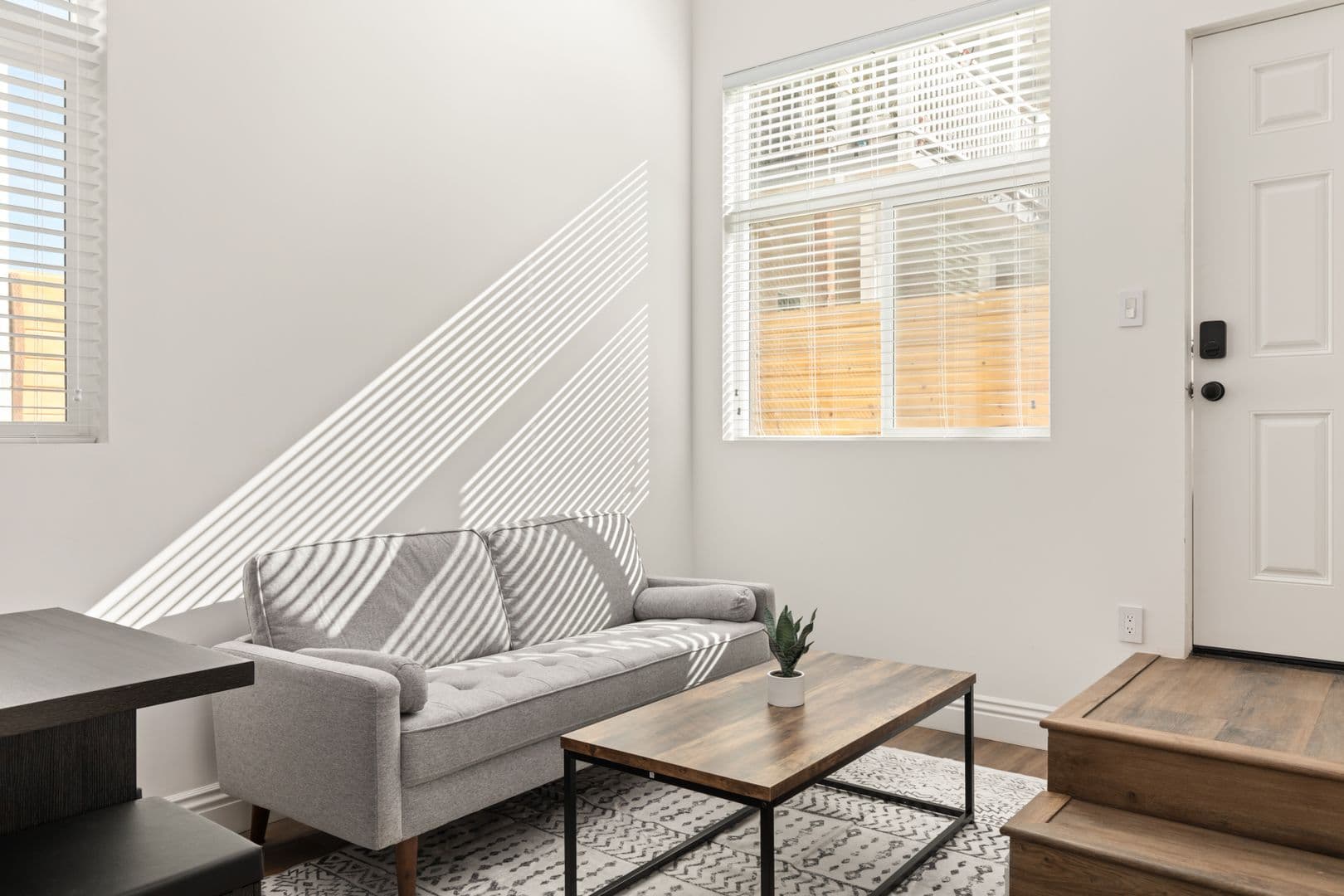 Los Angeles Apartment: 1711 Kelton Ave
