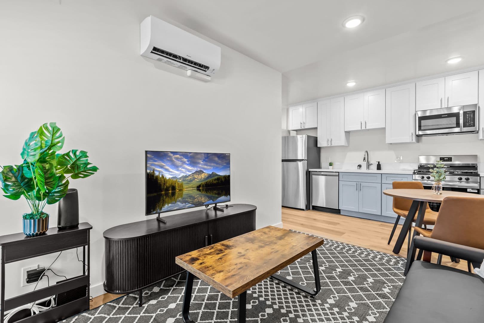 Los Angeles Apartment: 838 Hilgard Ave