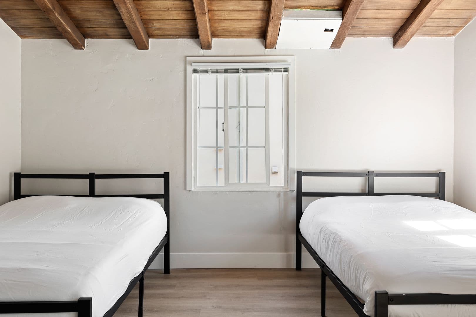 Los Angeles Apartment: 1709 Kelton Ave