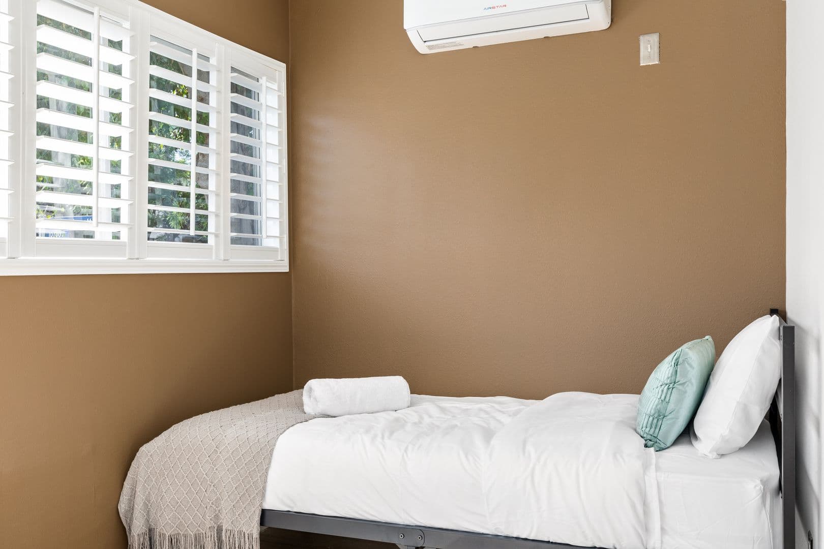 Los Angeles Apartment: 1700 Malcolm Avenue