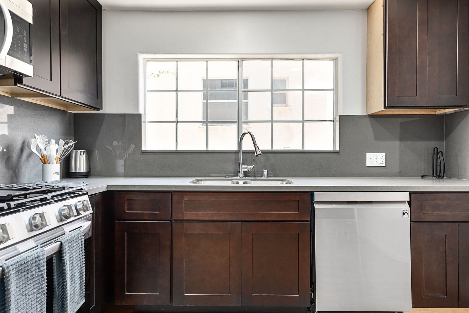 Los Angeles Apartment: 10777 Ashton