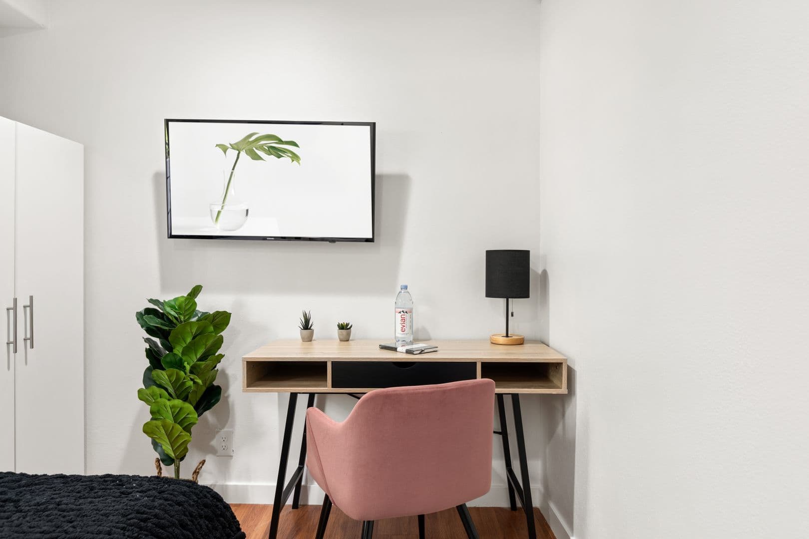 Los Angeles Apartment: 10777 Ashton