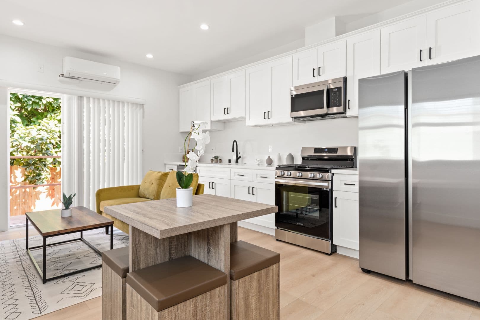 Los Angeles Apartment: 1736 1/2 Kelton Ave.