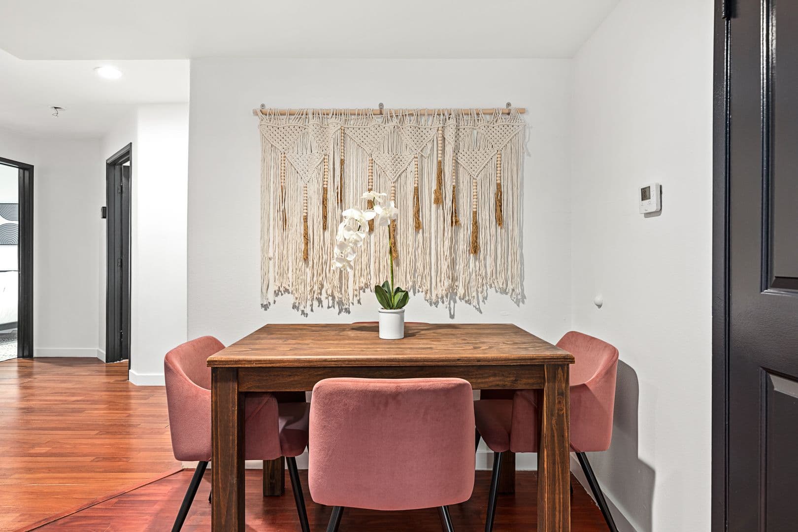 Los Angeles Apartment: 10777 Ashton