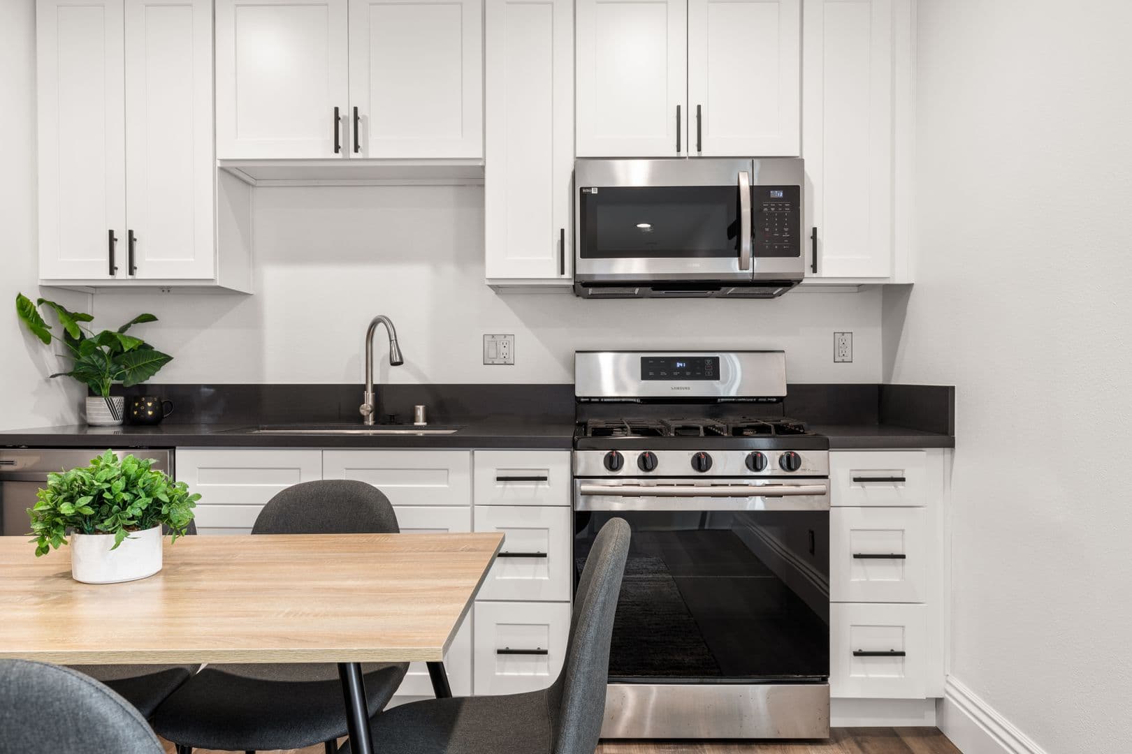 Los Angeles Apartment: 1515 Selby Ave