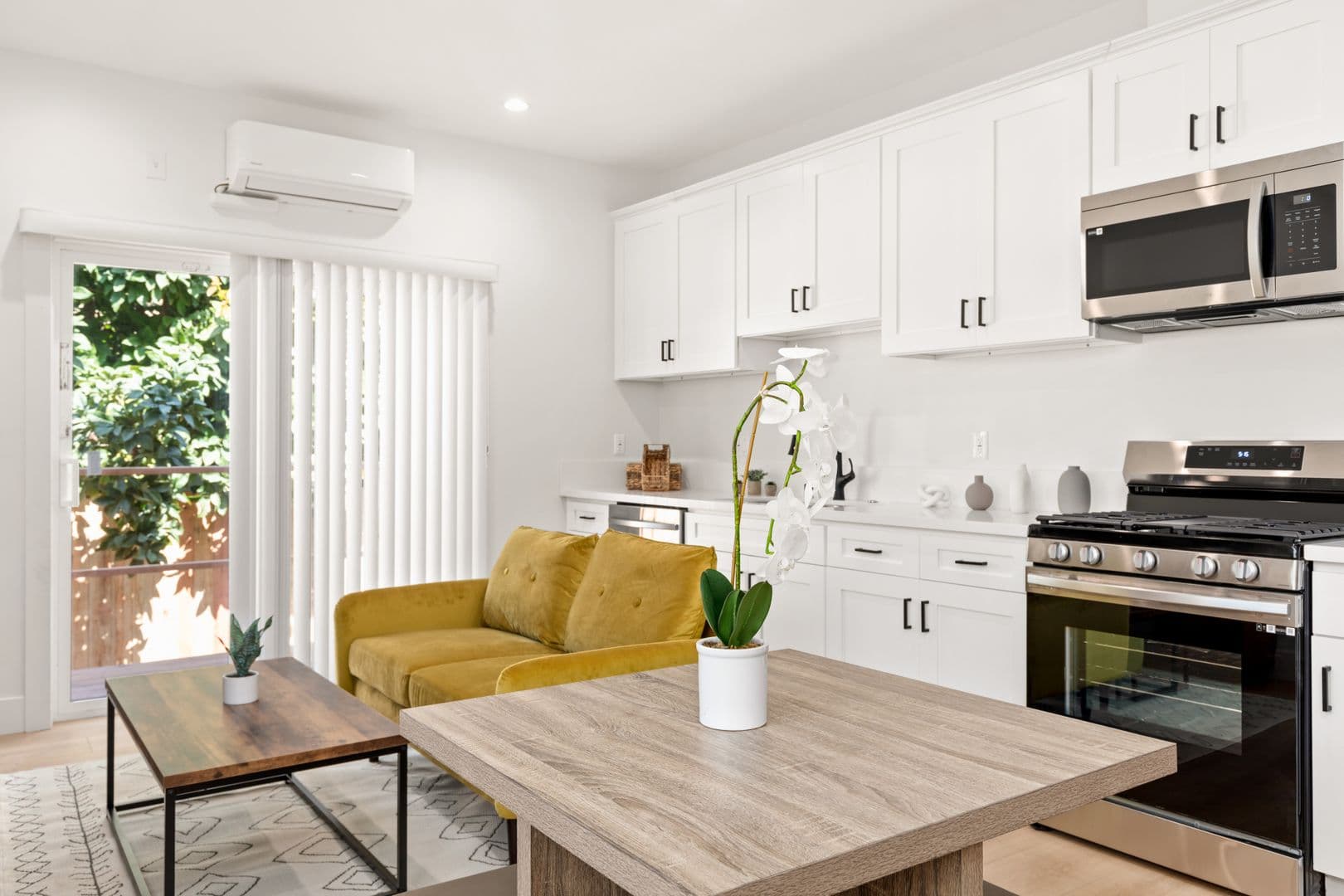 Los Angeles Apartment: 1736 Kelton Ave.