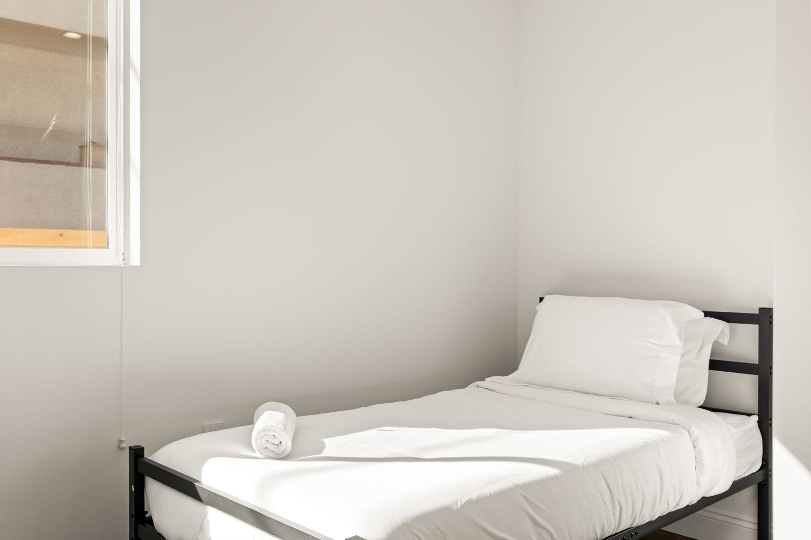 Los Angeles Apartment: 1713 Kelton Ave