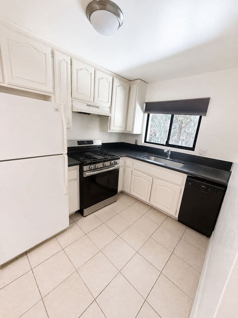 Los Angeles Apartment: 1823 Pelham 3