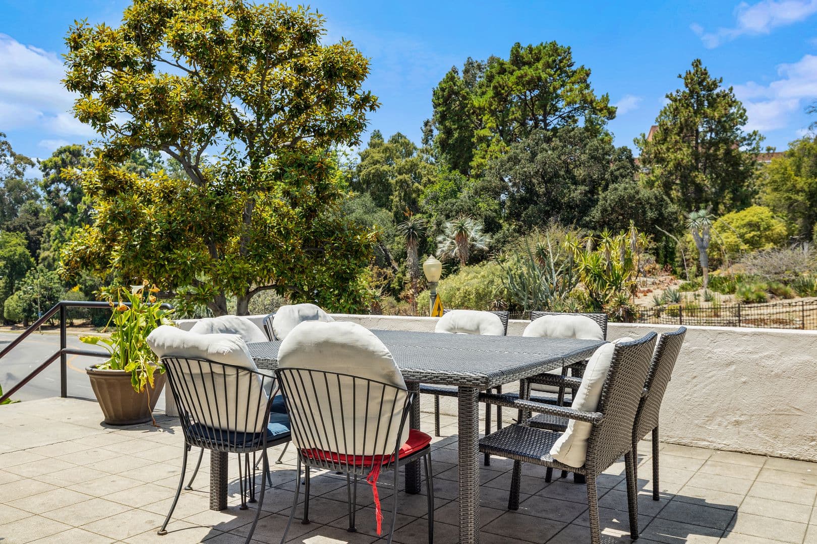 Los Angeles Apartment: 832 Hilgard Ave