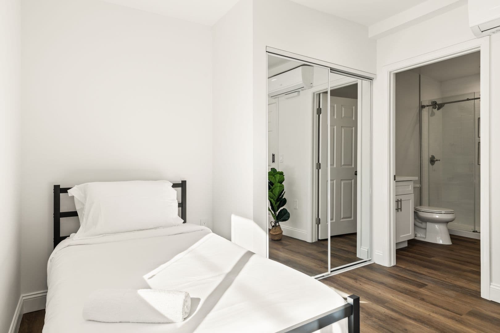 Los Angeles Apartment: 1713 Kelton Ave