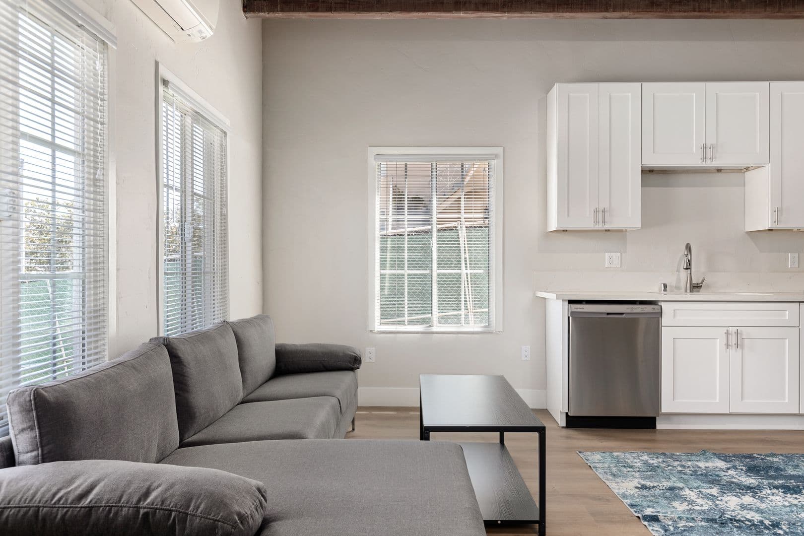 Los Angeles Apartment: 1709 Kelton Ave
