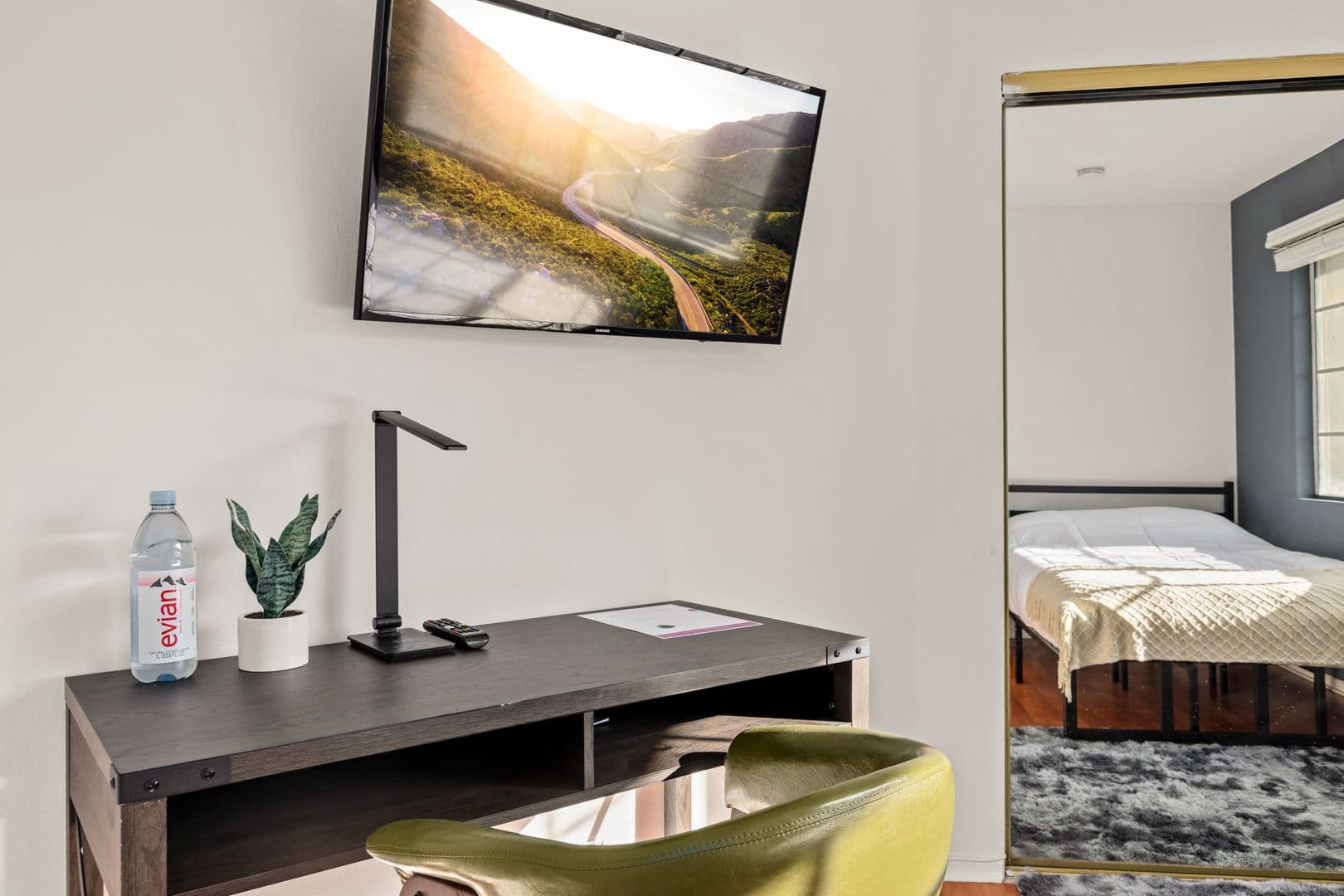 Los Angeles Apartment: 10777 Ashton