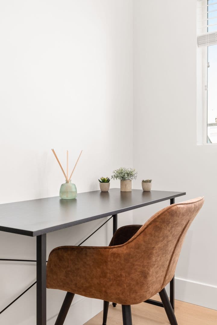 Los Angeles Apartment: 1736 1/2 Kelton Ave.