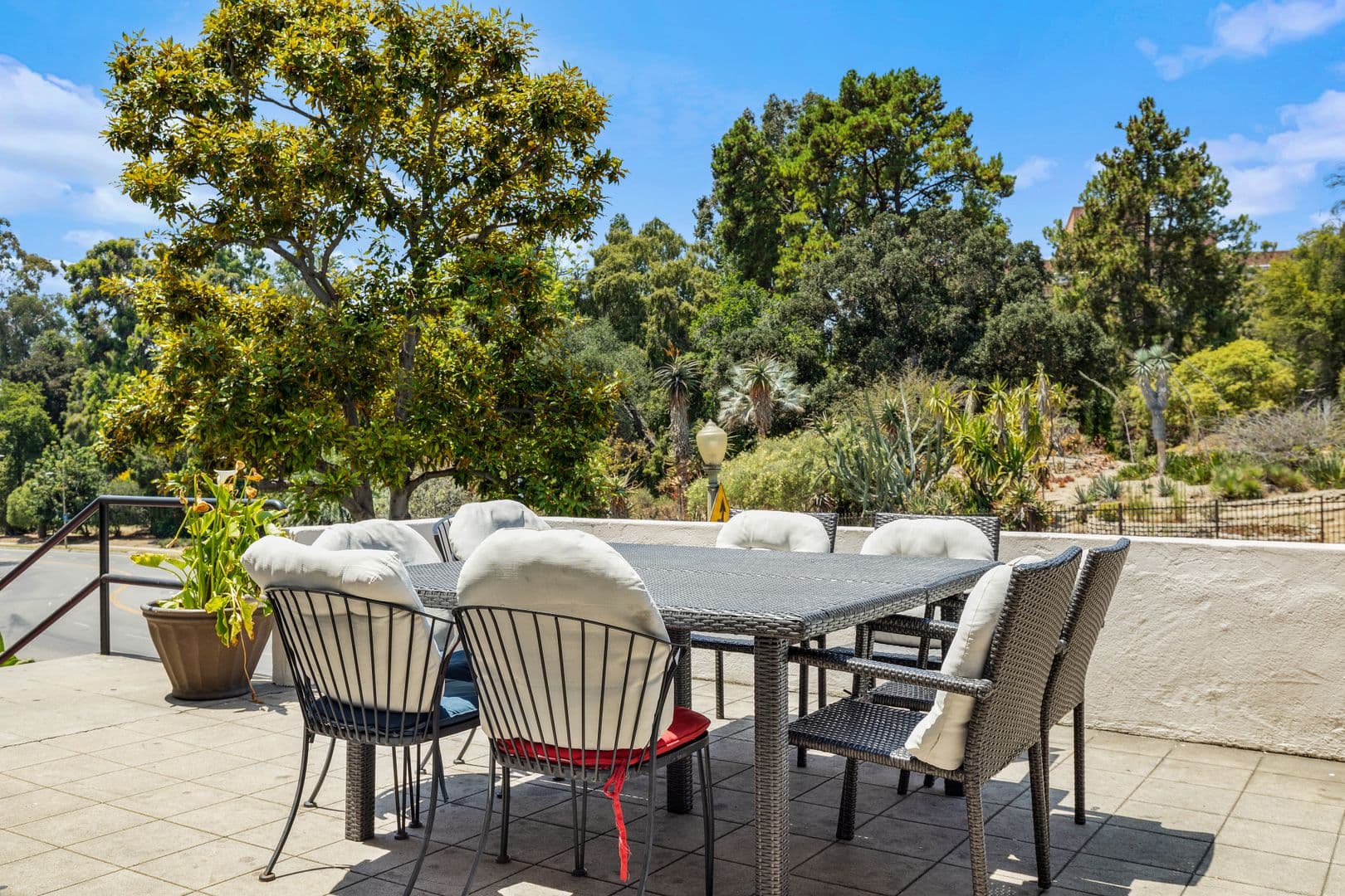 Los Angeles Apartment: 832 Hilgard Ave