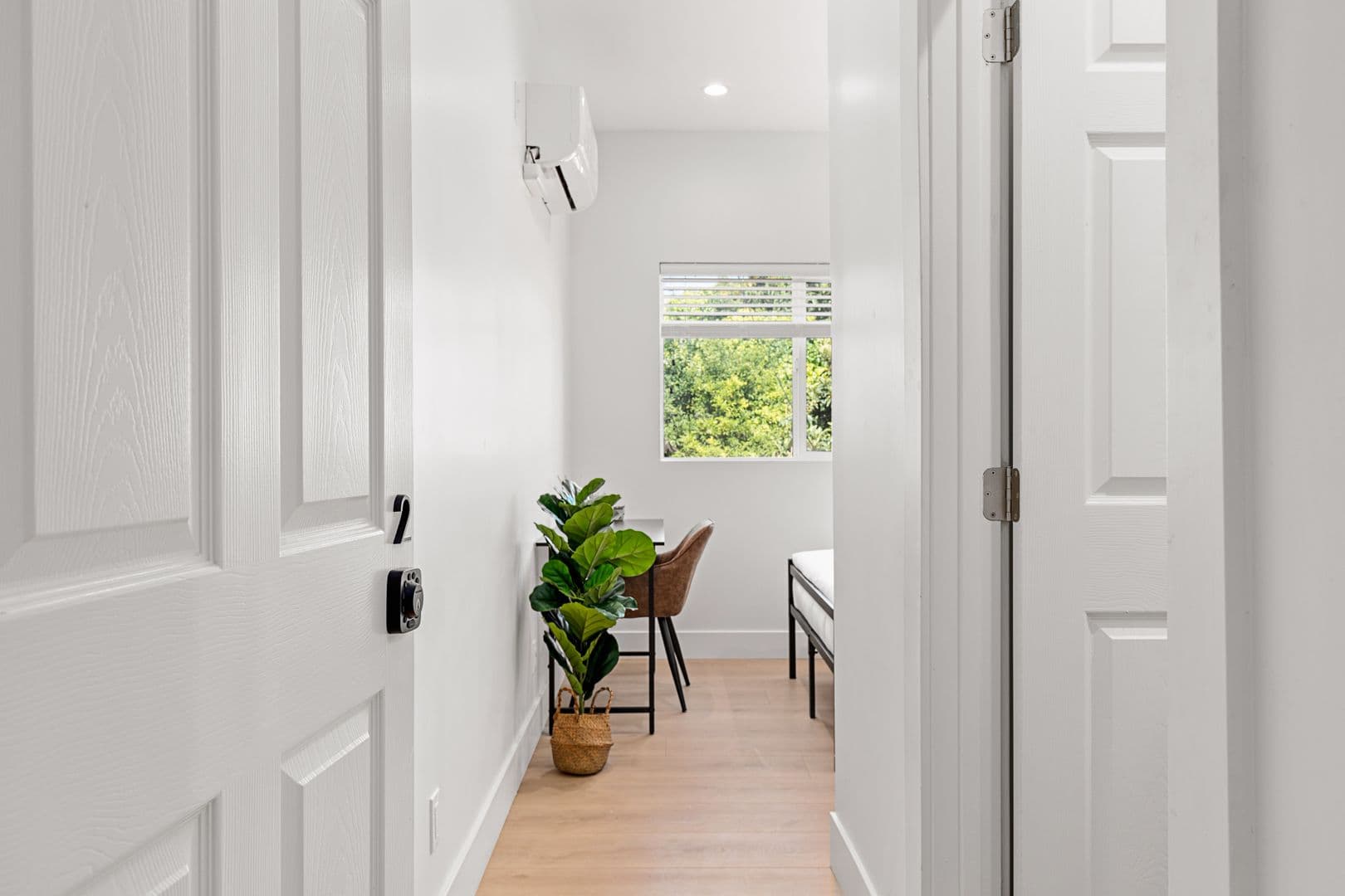 Los Angeles Apartment: 1736 1/2 Kelton Ave.