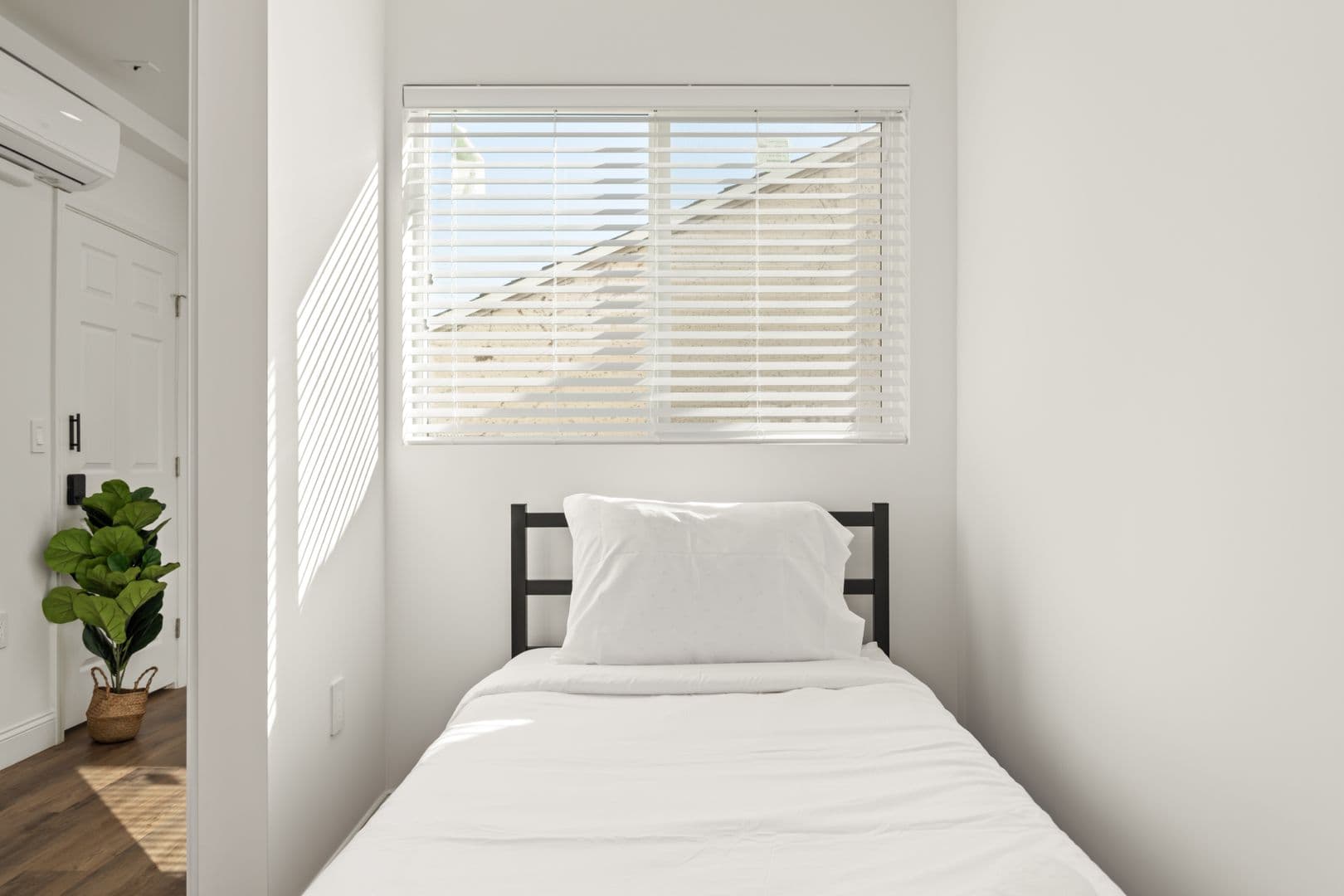 Los Angeles Apartment: 1713 Kelton Ave