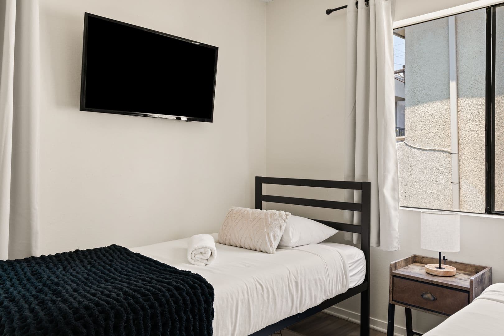 Los Angeles Apartment: 1823 Pelham 8