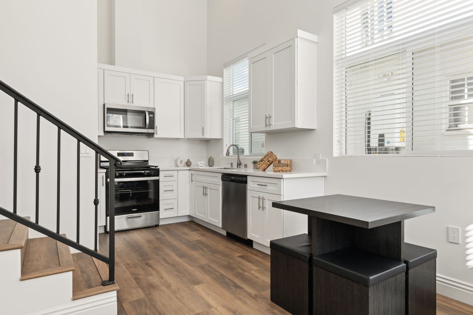 Los Angeles Apartment: 1713 Kelton Ave