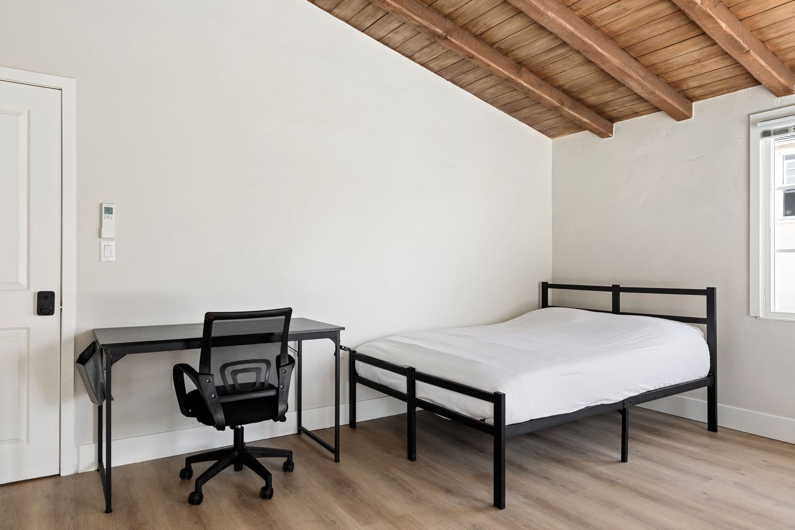 Los Angeles Apartment: 1709 Kelton Ave