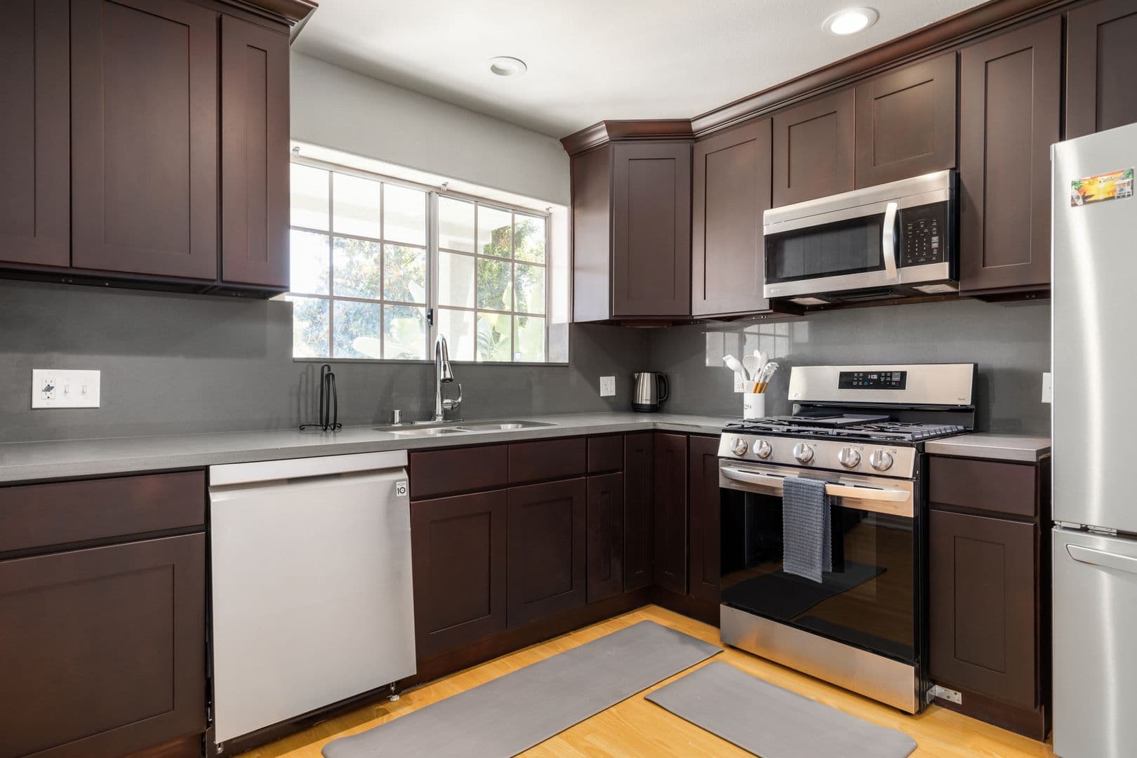 Los Angeles Apartment: 10777 Ashton