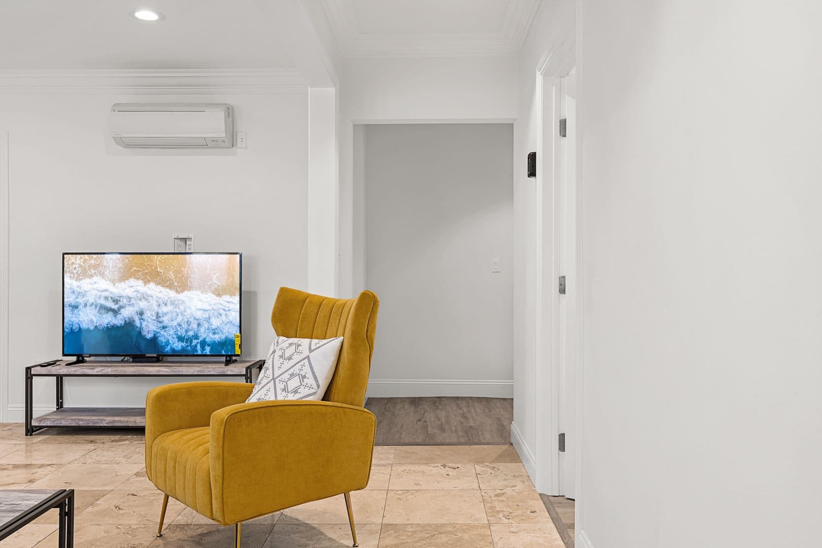Los Angeles Apartment: 1738 S Kelton Ave.