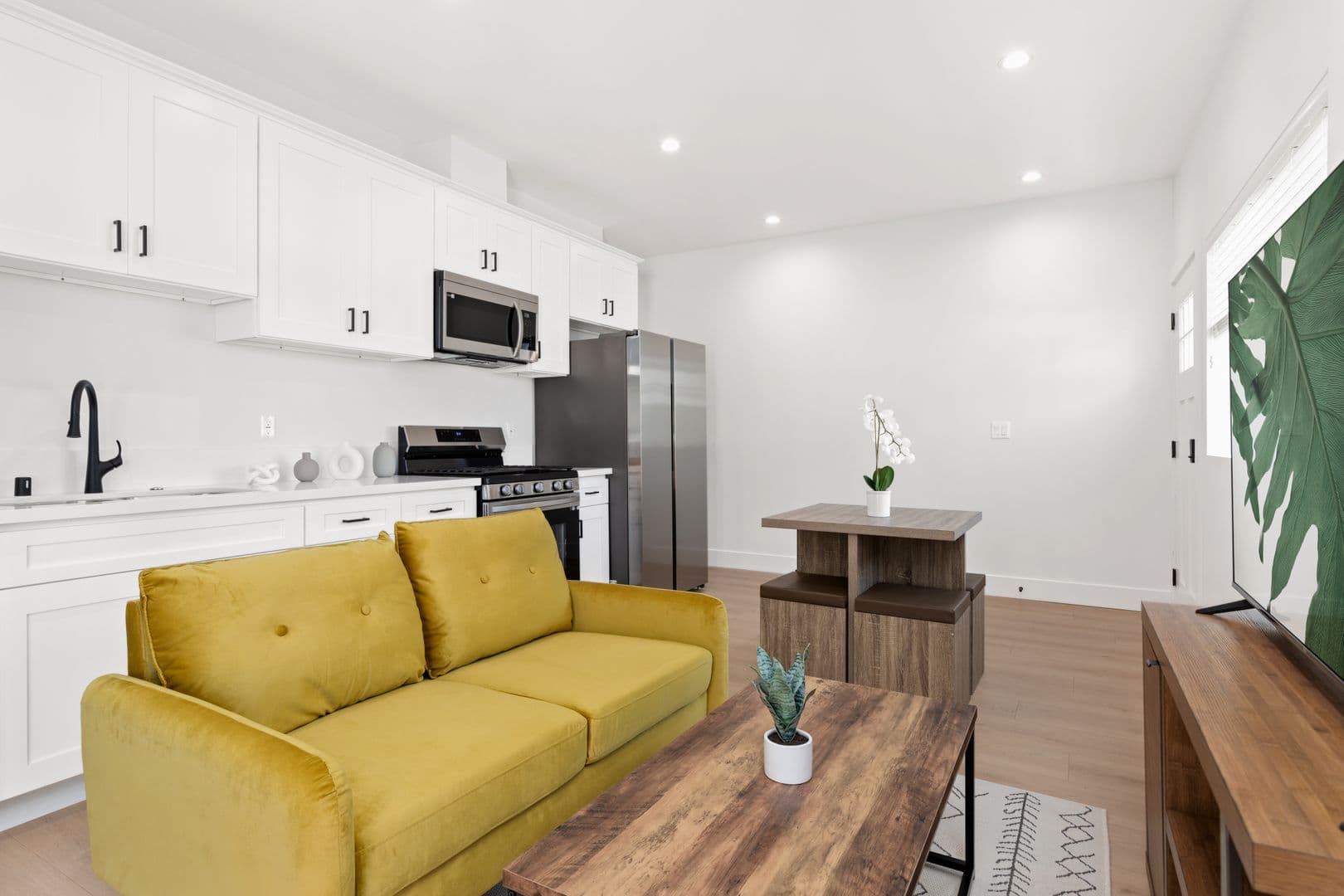 Los Angeles Apartment: 1736 1/2 Kelton Ave.