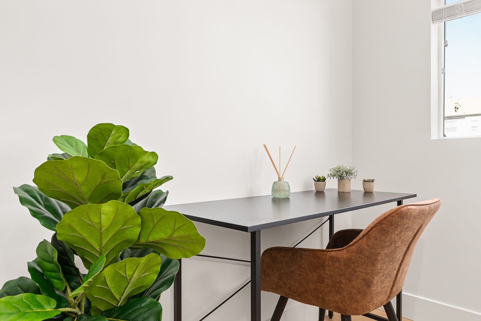 Los Angeles Apartment: 1736 1/2 Kelton Ave.
